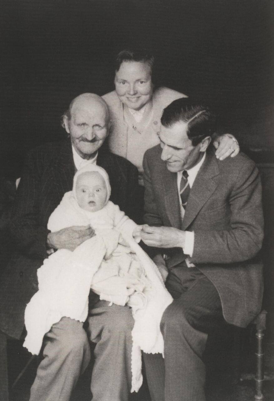 com o pai, a mulher e a filha em 1956